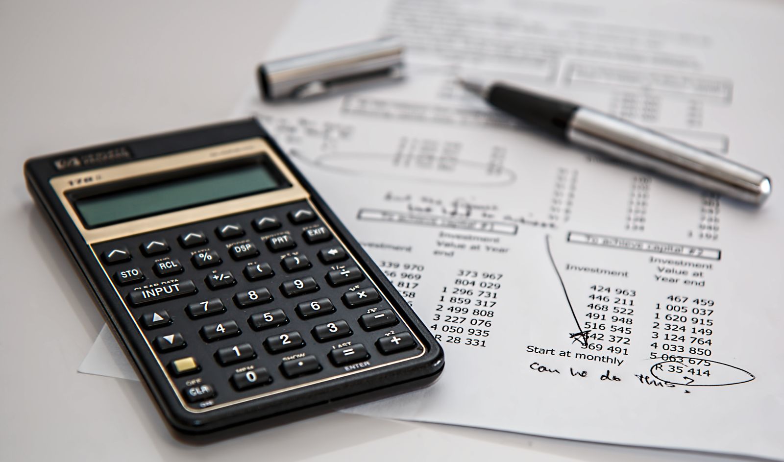 Calculator and figures used to estimate gold value in pounds and grams